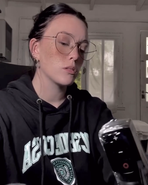Loli tatuando en su estudio privado