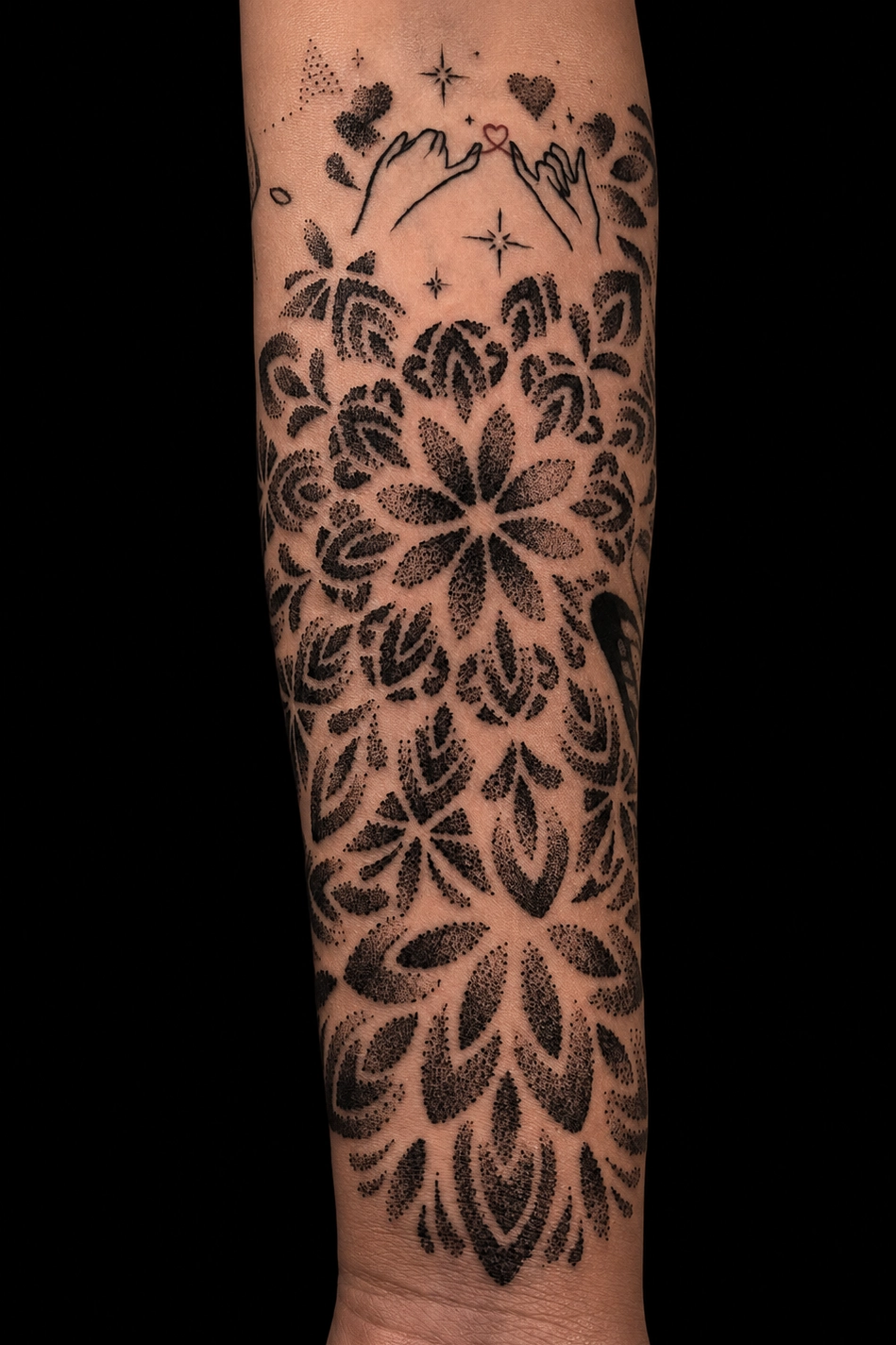 Rama floral fine line sobre el antebrazo